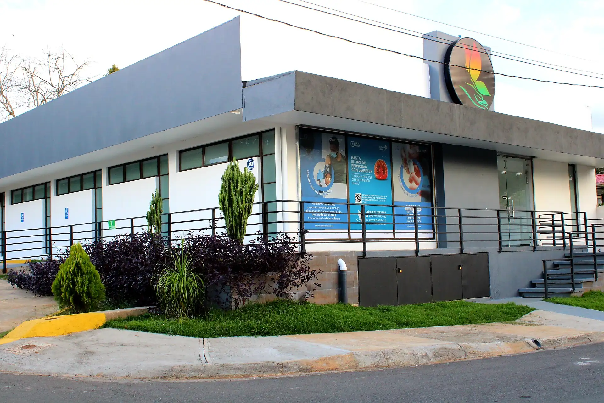 Fachada de espacios profesionales en San Isidro del General