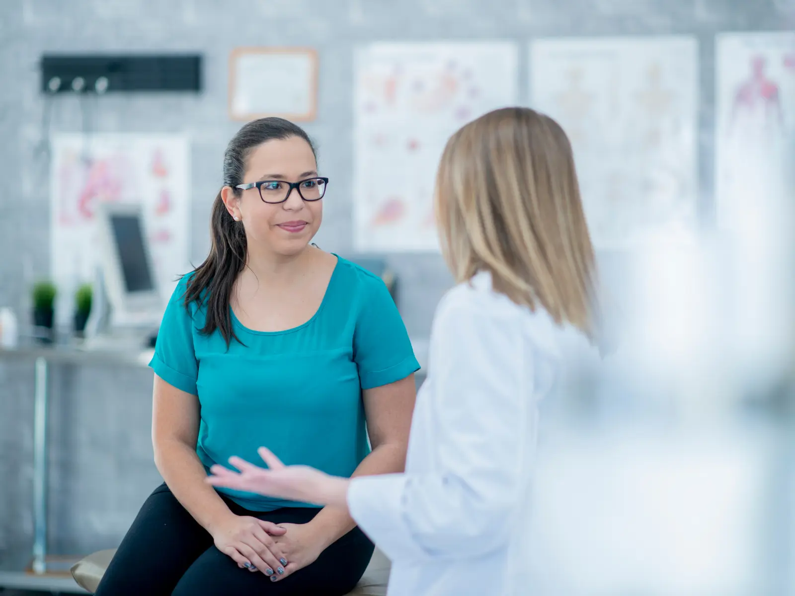 Pacientes compartiendo su experiencia en el programa de control de peso de Clínica La Pradera