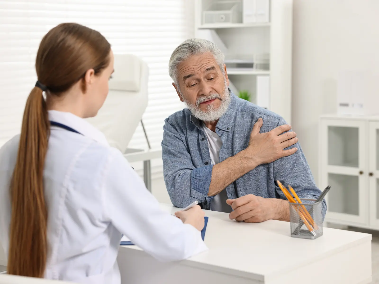 Seguimiento médico de enfermedades crónicas como hipertensión y diabetes en Clínica La Pradera