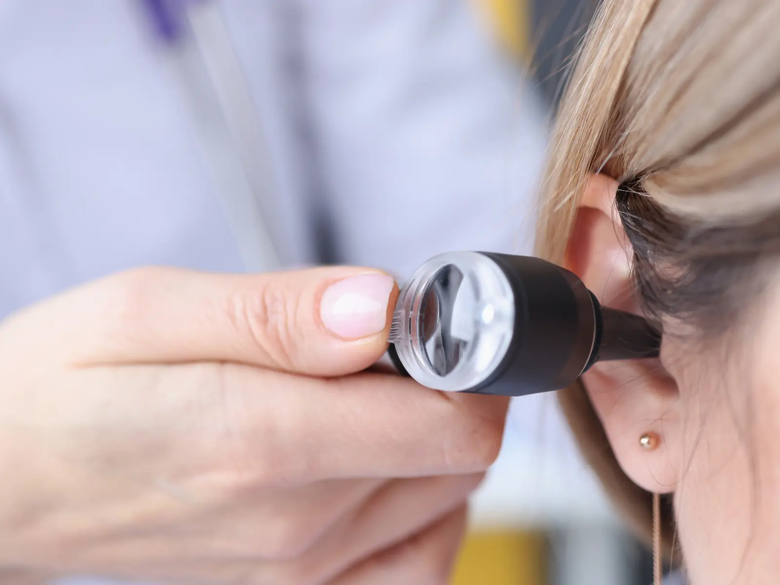 Procedimiento de lavado de oídos para cerumen impactado en Clínica La Pradera